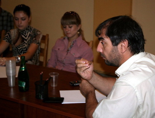 Хаджимурад Камалов на встрече со студентами отделения журналистики Дагестанского государственного университета. Фото Магомеда Курбанова, http://flyfox05.livejournal.com/100135.html