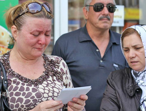 Бэла Данилина, мать  Тимура Данилина, похищенного 25 марта, на пикете у республиканской прокуратуры. Махачкала, 14 мая 2012 г. Фото Закира Магомедова