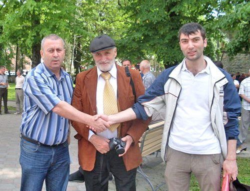 Участники митинга против строительства цементного завода в Алагире. Северная Осетия, 12 мая 2012 г. Фото http://www.yabloko.ru
