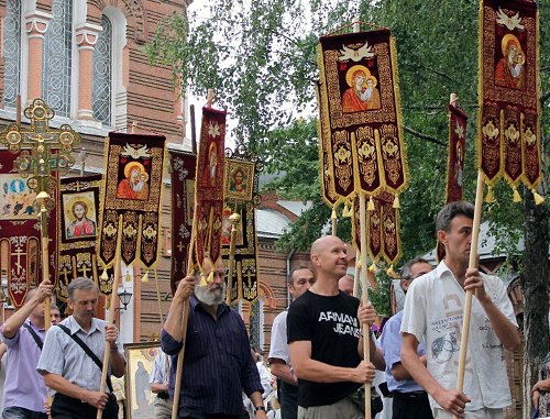 Участники крестного хода выходят из Свято-Екатерининского собора. Краснодар, 24 мая 2012 г. Фото Андрея Кошика для "Кавказского узла"