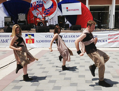 Коллектив уличных танцоров выступает на фестивале "Артпарад" в Пятигорске. 16 июня 2012 г. Фото Ражапа Мусаева