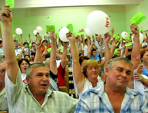 Общественные слушания по объекту "Кудепстинская ТЭС" собрали около 500 человек. Сочи, 24 августа 2012 г. Фото Павла Лиманова