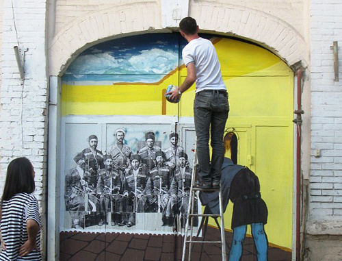 Участник арт-проекта "Город N" расписывает старинное здание. КБР, Нальчик, август 2012 г. Фото Луизы Оразаевой для "Кавказского узла"