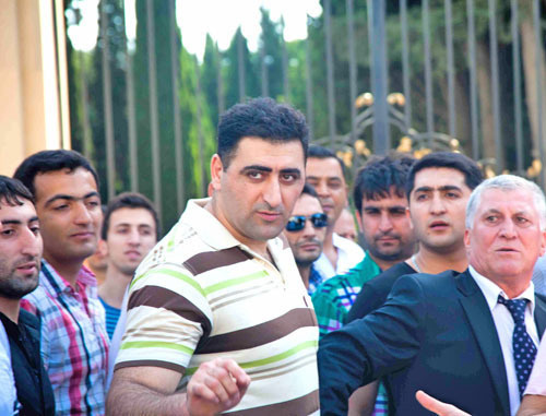 Освобожденный Рамиль Сафаров (в центре) на Аллее Шахидов. Азербайджан, Баку, 31 августа 2012 г. Фото Азиза Каримова для "Кавказского узла"