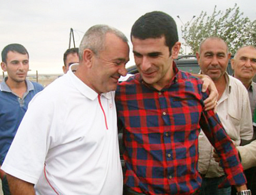 Азербайджан, 4 сентября 2012 г. Шахрияр Гаджизаде (справа) на погранично-пропускном пункте в Билясуваре после освобождения из-под ареста. Фото: http://www.1news.az
