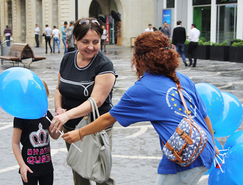 Флешмоб под лозунгом "Сегодня шар, через 10 лет – удостоверение Евросоюза", организованный Европейским движением Азербайджана (АЕД) на Площади фонтанов в Баку. 15 сентября 2012 г. Фото: ИА "Туран"