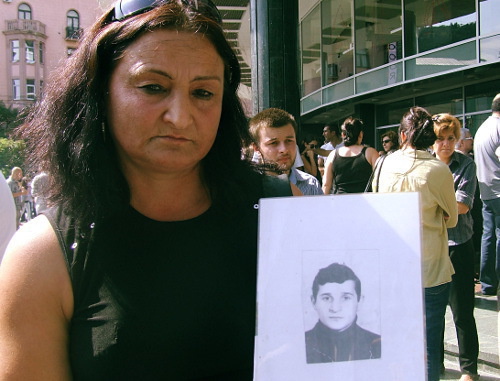 Манана Абусеридзе с фотографией брата, умершего от пыток в Глданской тюрьме. Тбилиси, 19 сентября 2012 г. Фото Эдиты Бадасян для "Кавказского узла"