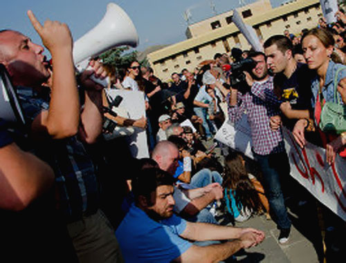 Акция против насилия и жестокого обращения с заключенными в тюрьмах прошла возле здания филармонии. Тбилиси, 23 сентября 2012 г. Фото: Александр Имедашвили, NEWSGEORGIA