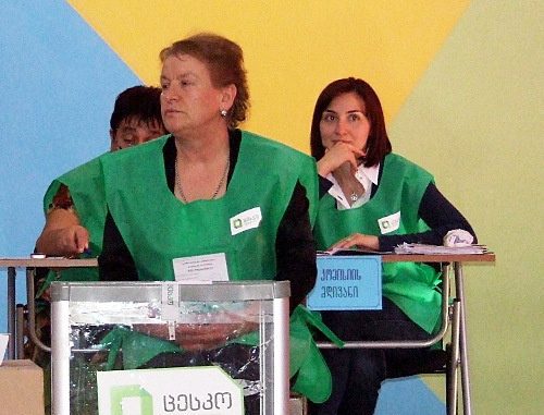 На избирательном участке в день голосования на выборах в парламент Грузии. Тбилиси, 1 октября 2012 г. Фото Эдиты Бадасян для "Кавказского узла"
