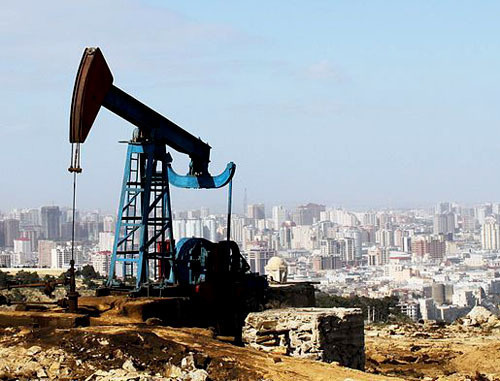 Добыча нефти глубинным насосом. Фото: Gulustan, http://ru.wikipedia.org
