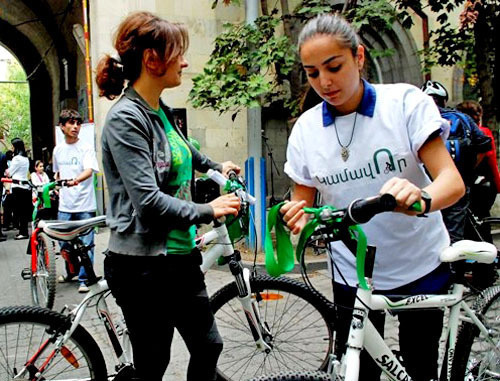 Первая велодорожка, протяженностью 2,5 километра, открылась в Ереване. Армения, октябрь 2012 г. Фото http://armenpress.am