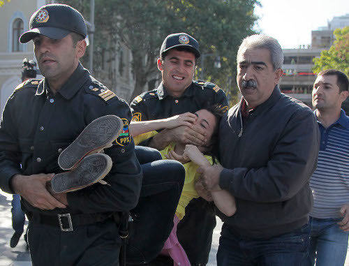 Азербайджан, Баку, 20 октября 2012 г. Полиция задерживает участников акции протеста молодежи. Фото Азиза Каримова для "Кавказского узла"