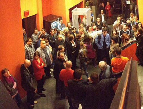 Сотрудники телеканала ПИК собрались в офисе компании в ожидании информации от руководства. Тбилиси, 20 октября 2012 г. Фото предоставлено очевидцами