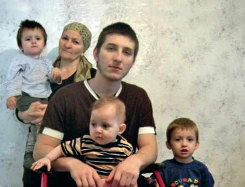 Зелимхан Читигов с родными. Фото Аэлиты Шахгиреевой, журнал "Экспертиза власти", http://www.vlast4.ru