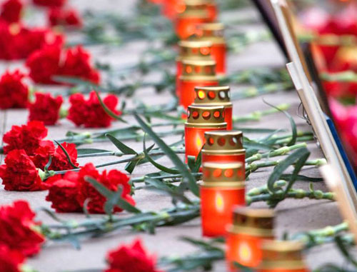 Цветы, свечи, и портреты погибших заложников на ступенях Театрального центра на Дубровке. Фото: Yuri Timofeyev (RFE/RL)