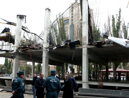 Обрушилось недостроенное здание в центре Еревана. Армения, 25 октября 2012 г. Фото Армине Мартиросян для "Кавказского узла"