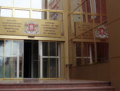 Вход в здание Верховного совета Аджарии в Батуми. Фото: DAVID HOLT, http://www.flickr.com/photos/12982516@N02