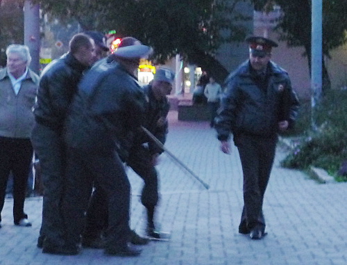 Ростов-на-Дону, 31 октября 2012 г. Полицейские задерживают активиста, стоявшего в одиночном пикете. Фото Олеси Диановой для "Кавказского узла"