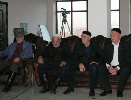 Участники голодовки, организованной сторонниками регионального общественного движения "Мехк-Кхел". Ингушетия, Назрань, 29 октября 2012 г. Фото: http://mehkkhel.org