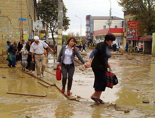 Жители Дербента пробираются через затопленные улицы. 11 октября 2012 г. Фото Александра Аванесова предоставлены администрацией Дербента