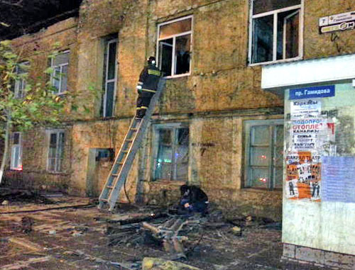 Сгорело жилое двухэтажное здание. Махачкала, 13 ноября 2012 г. Фото Наби Гитинова для "Кавказского узла"