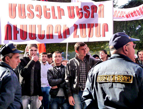 Около 300 студентов провели шествие в защиту своих прав. Ереван, 15 ноября 2012 г. Фото Армине Мартиросян для "Кавказского узла"