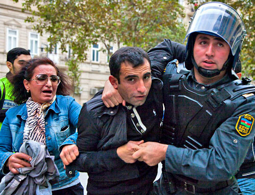 Полиция пресекла несогласованную акцию протеста сторонников оппозиции, требующих отставки парламента. Баку, 17 ноября 2012 г. Фото Азиза Каримова для "Кавказского узла"