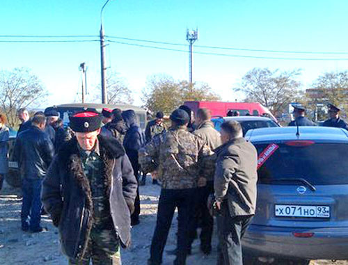Сход жителей Анапы с требованием остановить отсыпку реки Анапка. Анапа, 20 ноября 2012 г. Фото Дмитрия Слабоды