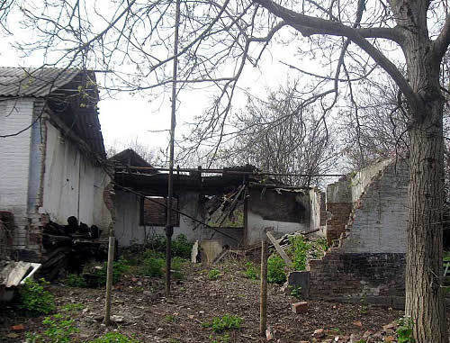 Разрушенный дом в Грозном, Чечня, 2010 г. Фото: http://greedyspeedy.livejournal.com