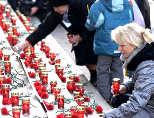 У памятной доски с именами и фотографиями жертв теракта на Дубровке. Москва, октябрь 2010 г. Фото http://www.ekhokavkaza.com (RFE/RL)