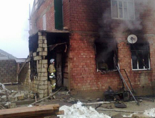Тушение пожара в поселке Новые Тарки в Махачкале 21 декабря 2012 г. Фото пресс-службы ГУ МЧС по Республике Дагестан