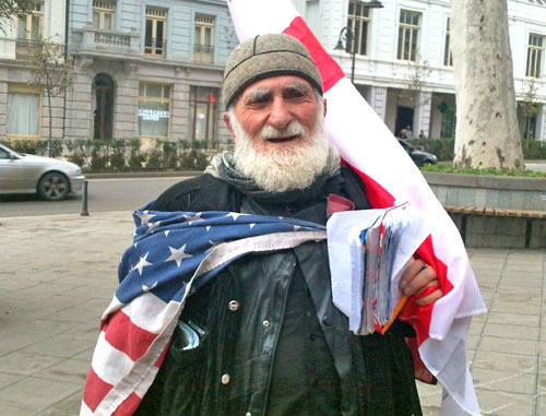 Один из участников Флешмоба в поддержку вступления Грузии в НАТО. Тбилиси, 30 декабря 2012 г. Фото Ники Багратиони для "Кавказского узла"