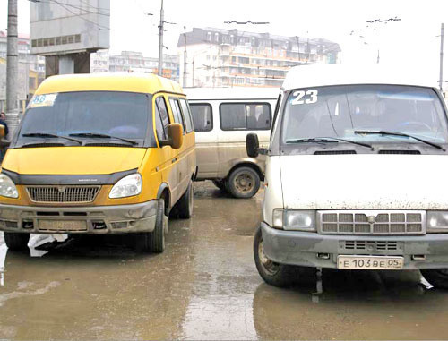 Маршрутные такси в Махачкале. Дагестан, декабрь 2012 г. Фото Тимура Исаева для "Кавказского узла"