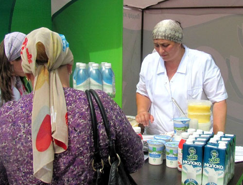 Продажа молочной продукции на ежегодной торгово-промышленной выставке-ярмарке в Грозном. Чечня, август 2012 г. Фото www.chechnyatravel.com/