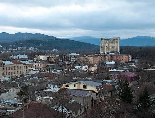 Панорама Нальчика: частный сектор в районе улицы Кабардинская и гостиница "Нарт" (справа). Фото: yury_iogan, http://ru-travel.livejournal.com/13388006.html