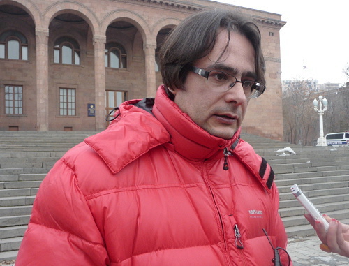 Андреас Гукасян перед зданием Национальной академии. Ереван, 21 января 2013 г. Фото Армине Мартиросян для "Кавказского узла"