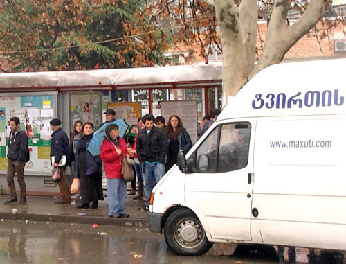 Пассажиры на остановке общественного транспорта в Тбилиси. 29 января 2013 г. Фото Беслана Кмузова для "Кавказского узла"