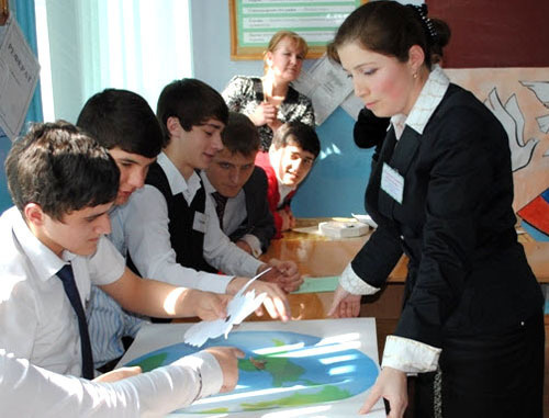 Учительница с учениками во время занятий в одной из дагестанских школ. Фото: министерство образования и науки Республики Дагестан, http://www.dagminobr.ru