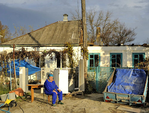 Жительница Крымска возле пострадавшего от наводнения дома. Краснодарский край, декабрь 2012 г. Фото: Михаил Мордасов / Югополис