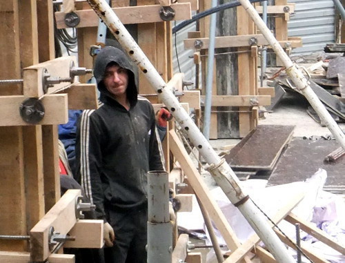 Рабочий-мигрант на строительстве пристройки к Торговой галерее в центре Сочи. 6 февраля 2013 г. Фото Светланы Кравченко для "Кавказского узла"