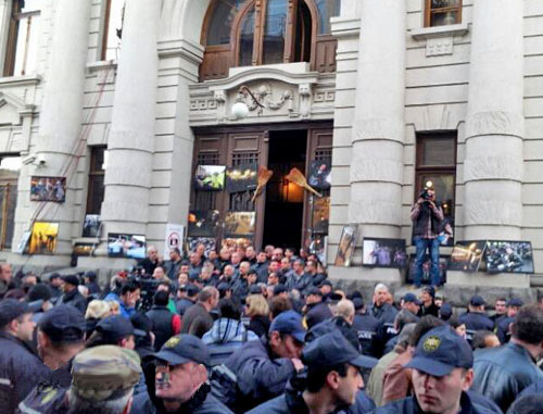 Акция протеста бывших политзаключенных и их сторонников возле здания Национальной библиотеки. Тбилиси, 8 февраля 2013 г. Фото: iReporter.ge