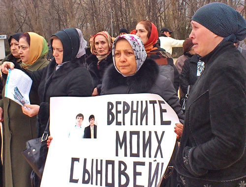 Участники митинга выступают против произвола правоохранительных органов. Махачкала, 8 февраля 2013 г. Фото Ахмеда Магомедова для "Кавказского узла"