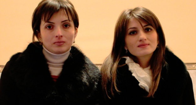 Сестры Фатима и Оксана Губаевы в квартире, которую администрация Владикавказа выделила им на двоих. 24 января 2013 г. Фото Эммы Марзоевой для "Кавказского узла"