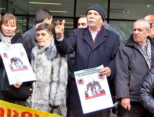 Акция протеста с требованием обратить внимание на обманутых строительными компаниями застройщиков прошла в Тбилиси. 16 февраля 2013 г. Фото Эдиты Бадасян для "Кавказского узла"