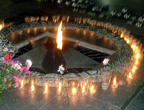 Вечный огонь в Братском саду Астрахани. Фото Дамира Шамарданова, http://damir-sh.livejournal.com