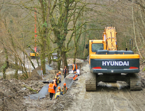 Работы по строительству дороги в долине реки Шахе. Февраль 2013 г. Фото предоставлено членами "Экологической вахты по Северному Кавказу"