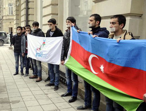 Баку, 26 февраля 2013 г. Акция перед французским посольством, осуждающая избиение азербайджанских студентов во Франции. Фото: http://www.1news.az