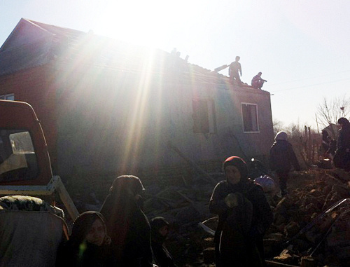 Жители Новосаситли на развалинах  взорванных силовиками домов. Дагестан, Хасавюртовский район, 7 марта 2013 г. Фото Умара Гаджиалиева, http://islamcivil.ru