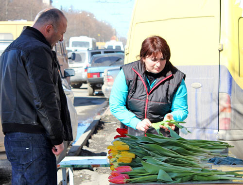 Продажа цветов на улицах Владикавказа. 7 марта 2013 г. Фото Эммы Марзоевой для "Кавказского узла"