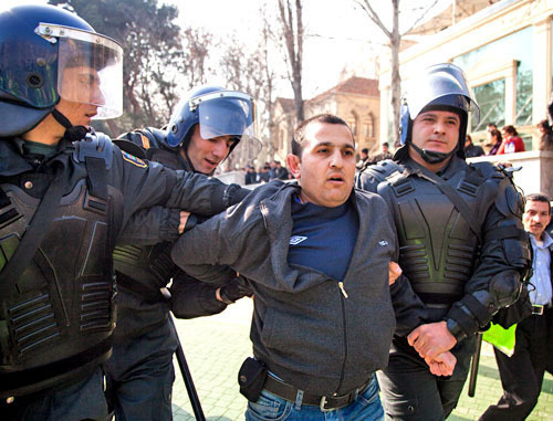 Полиция во время ареста одного из участников акции против небоевых потерь в армии Арзербайджана. Баку, 10 марта 2013 г. Фото Азиза Каримова для "Кавказского узла"